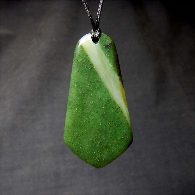 Kite form jade drop pendant
